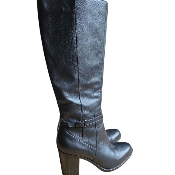 Naturalizer Black Heeled Boots with Chunky Heel and Minimalist Design